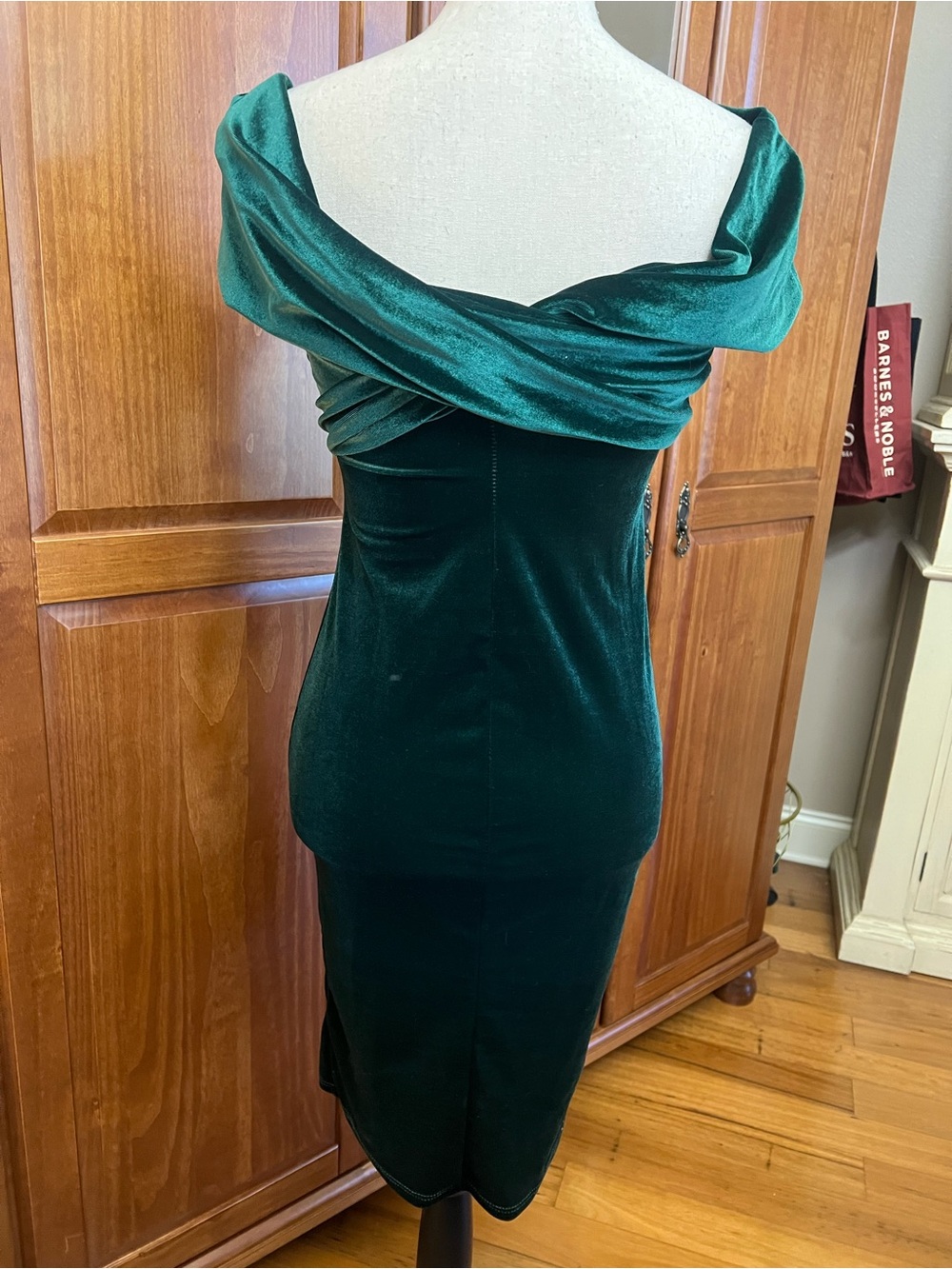AKIRA Emerald Green Velvet Off-Shoulder Midi Dress - Picture 4 of 6